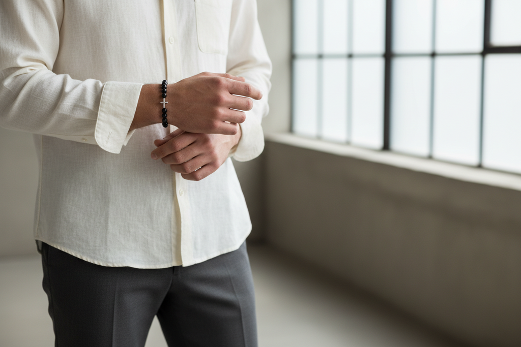 Bracelet Perlé Croix - Élégance Minimaliste